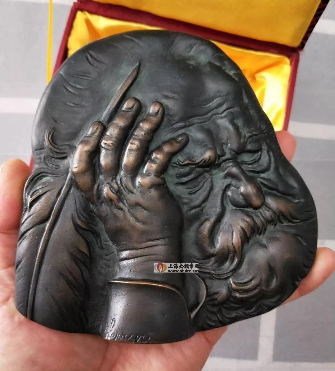 章牌艺术:铜板上的创意浮雕